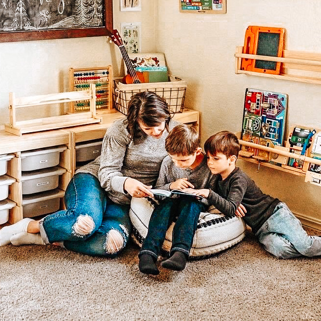 Elizabeth Santelmann of Sunshine In My Nest shares her five super simple preschool tips for homeschool beginners. #homeschoolpreschool #preschoolathome #preschooltips #homeschoolencouragement #sunshineinmynest #learningathome